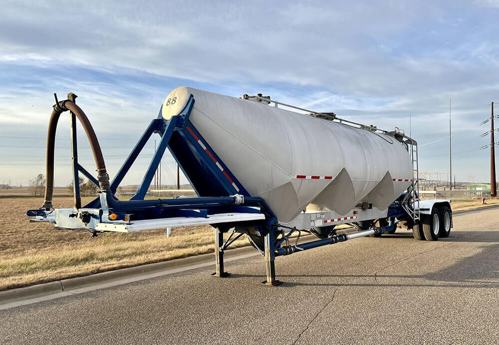 Fruehauf Pneumatic Dry Bulk Trailer